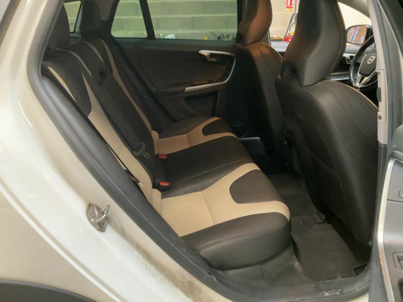 Volvo V60 Cross Country 2.0 D4 Pro — zdjęcie 14