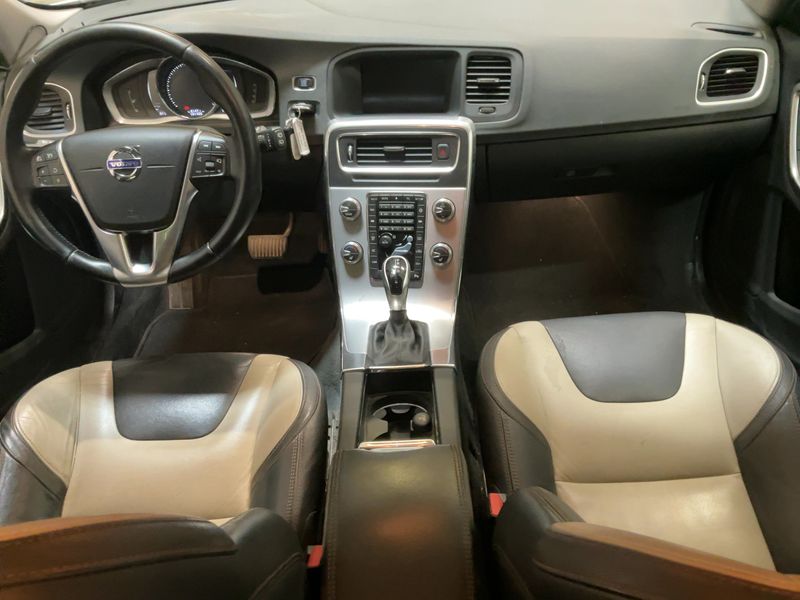 Volvo V60 Cross Country 2.0 D4 Pro — zdjęcie 12