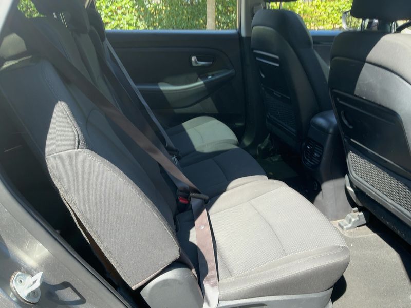 Kia Carens 1.7 CRDi Vision — zdjęcie 14