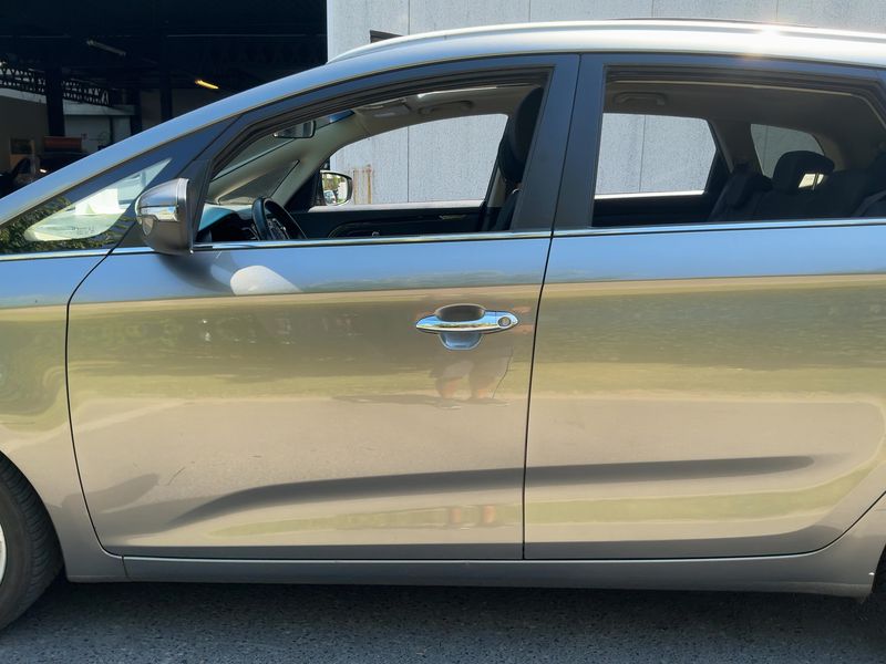 Kia Carens 1.7 CRDi Vision — zdjęcie 4