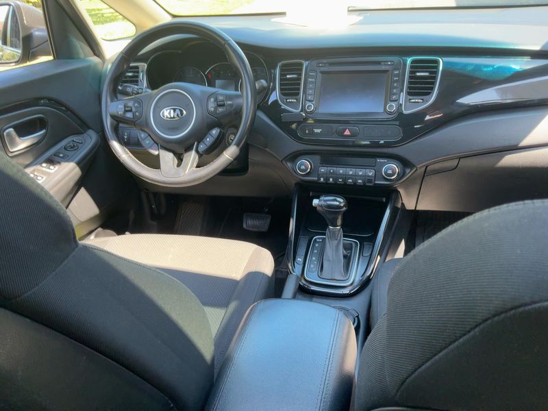 Kia Carens 1.7 CRDi Vision — zdjęcie 12