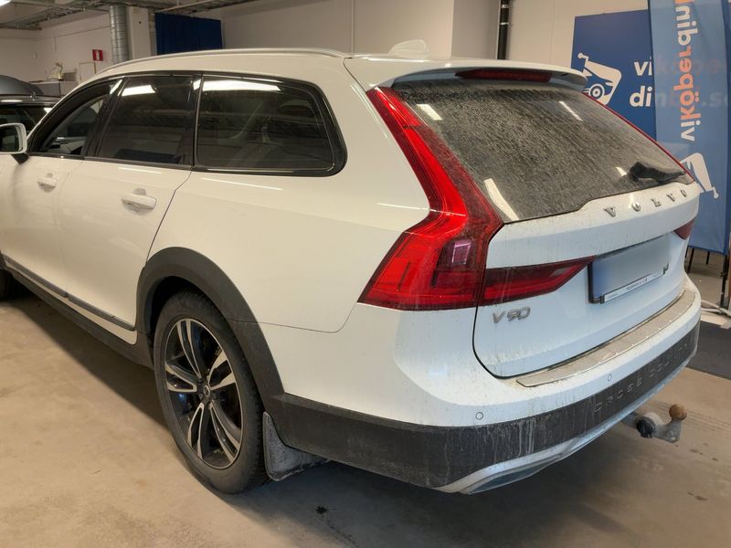 Volvo V90 Cross Country 2.0 D4 Pro AWD — zdjęcie 3