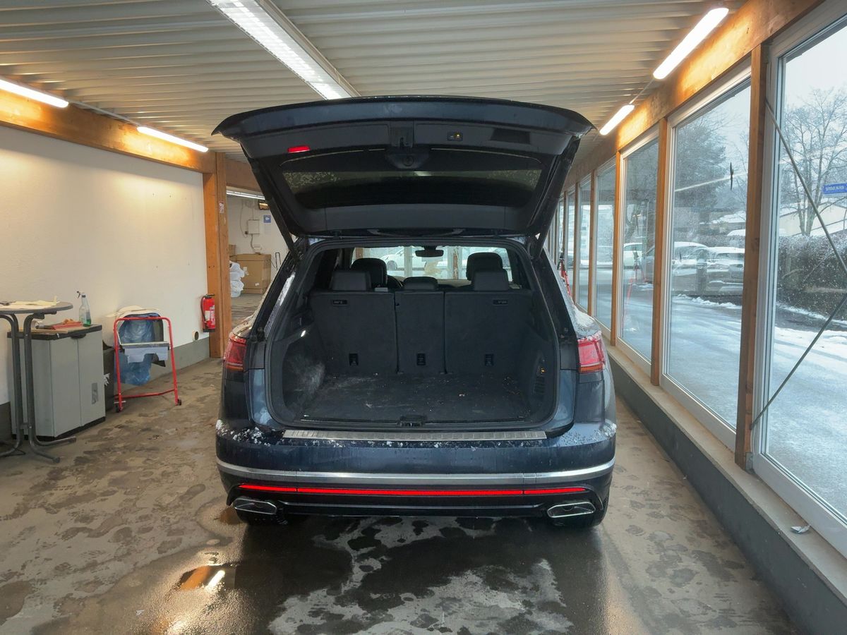 Volkswagen Touareg 2022 — photo 17