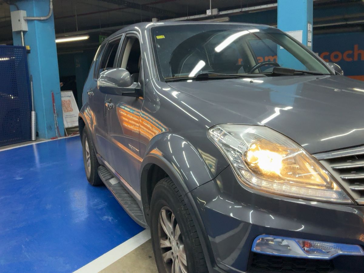 Ssangyong Rexton 2016 — photo 13