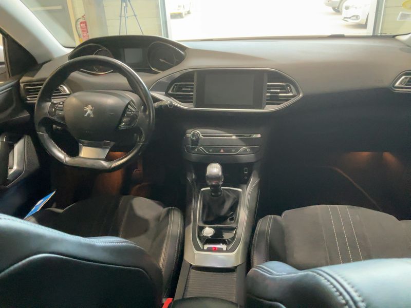 Peugeot 308 2.0 Blue-HDi Feline 2014 – снимка 17
