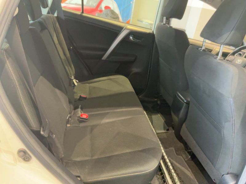 Toyota RAV 4 2.0 D-4D Comfort — zdjęcie 14