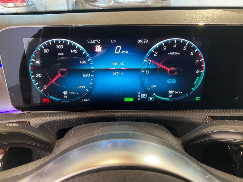 Mercedes-Benz A-Klasse A 250e Premium — zdjęcie 13