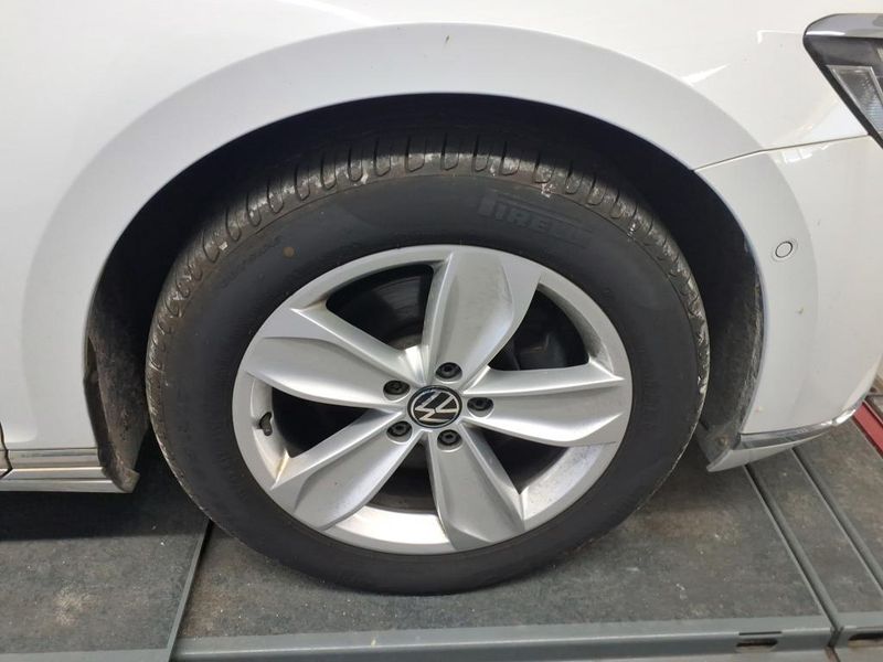 Volkswagen Passat 2.0 TDI Elegance — zdjęcie 25