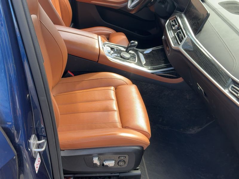 BMW X7 M50i — zdjęcie 11