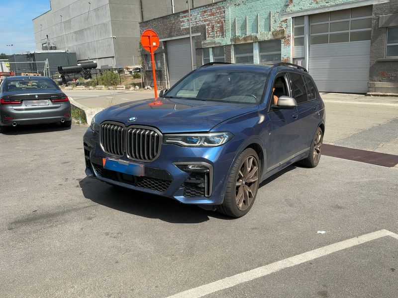 BMW X7 M50i