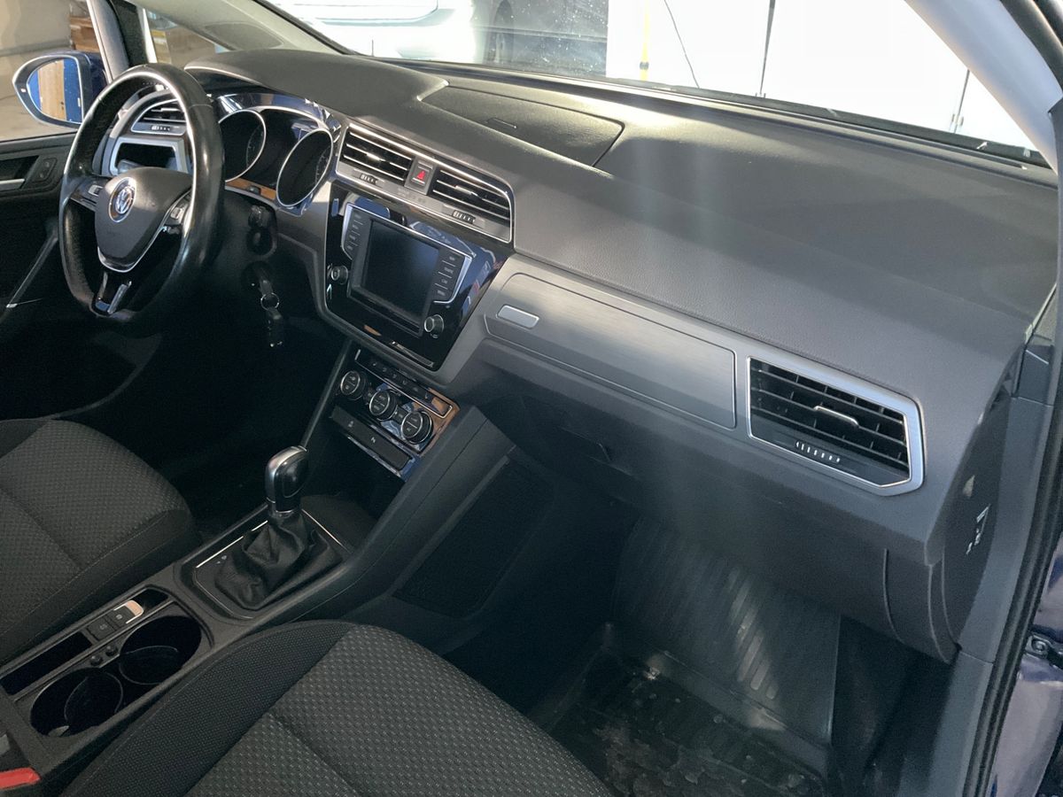 Volkswagen Touran 2017 — photo 32
