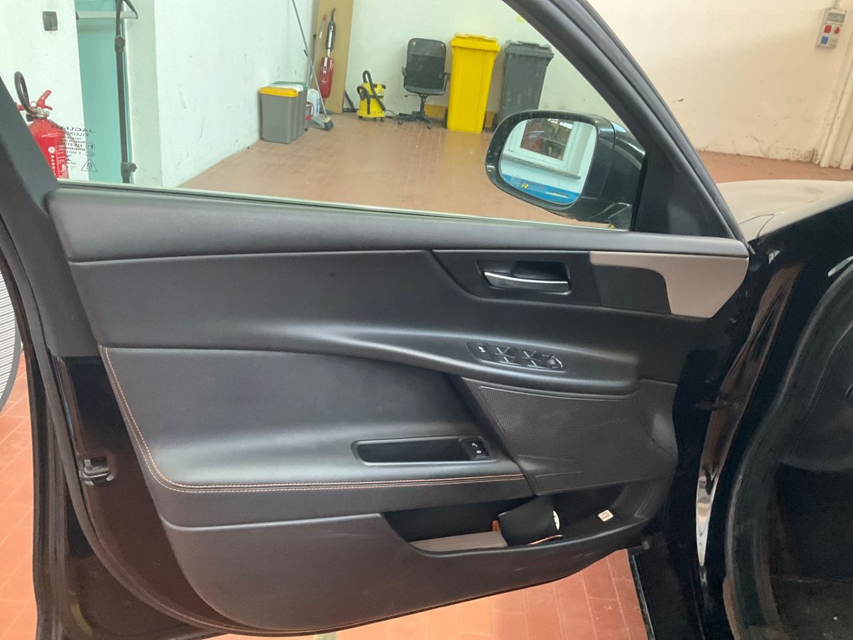 Jaguar XE 2019 — photo 26