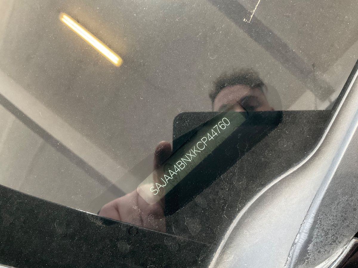 Jaguar XE 2019 — photo 32