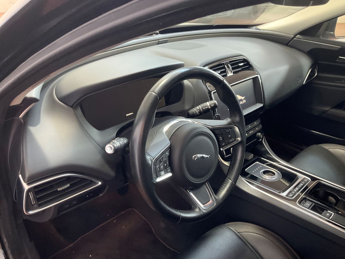 Jaguar XE 2019 — photo 24