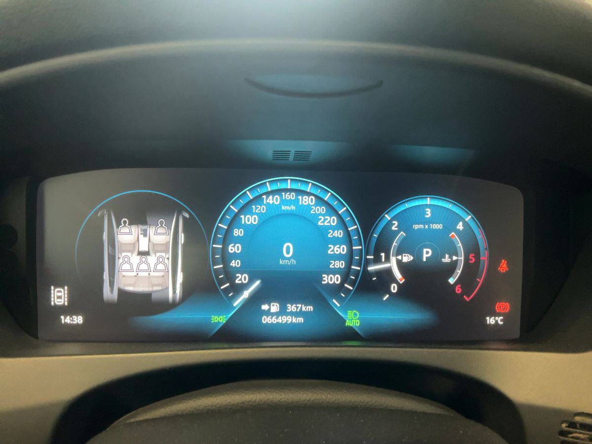 Jaguar XE 2019 — photo 19