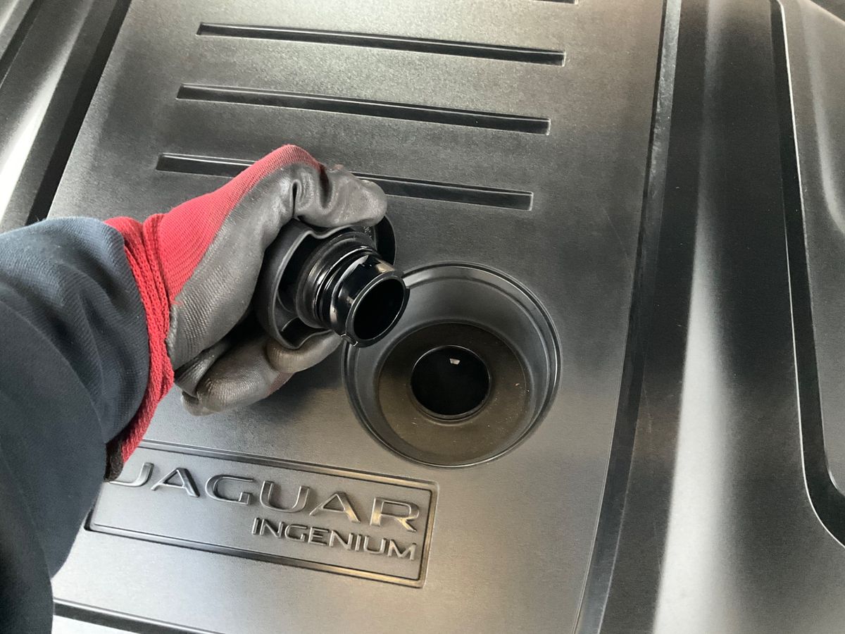 Jaguar XE 2019 — photo 33