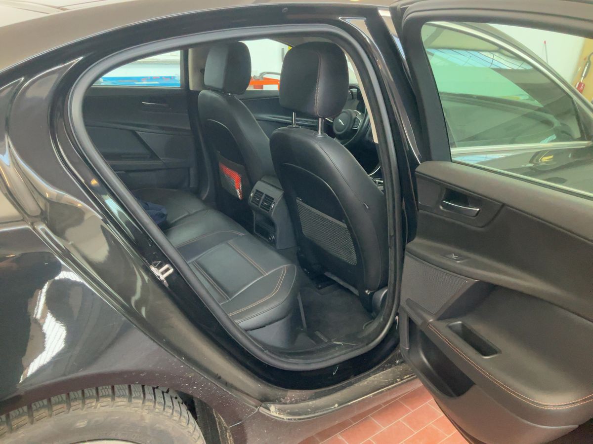 Jaguar XE 2019 — photo 20