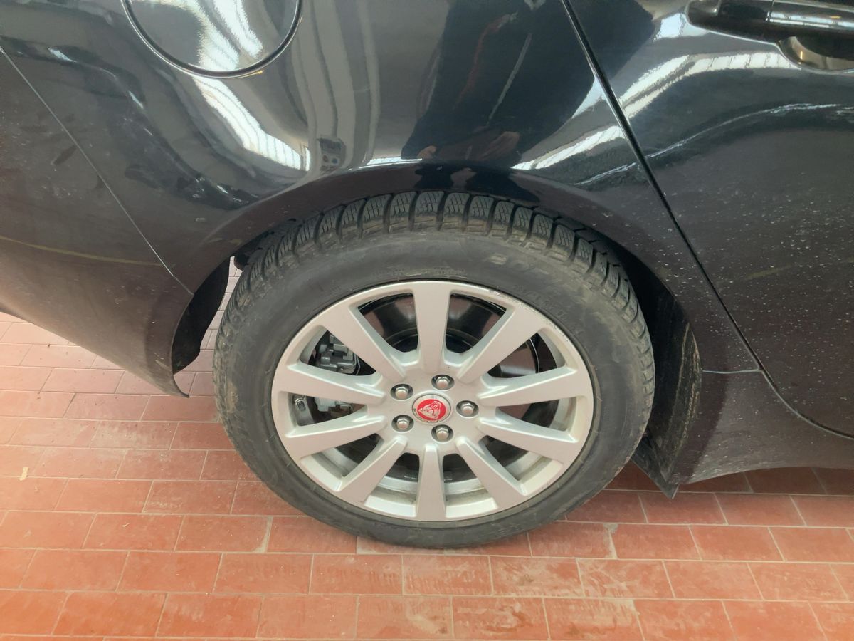 Jaguar XE 2019 — photo 10