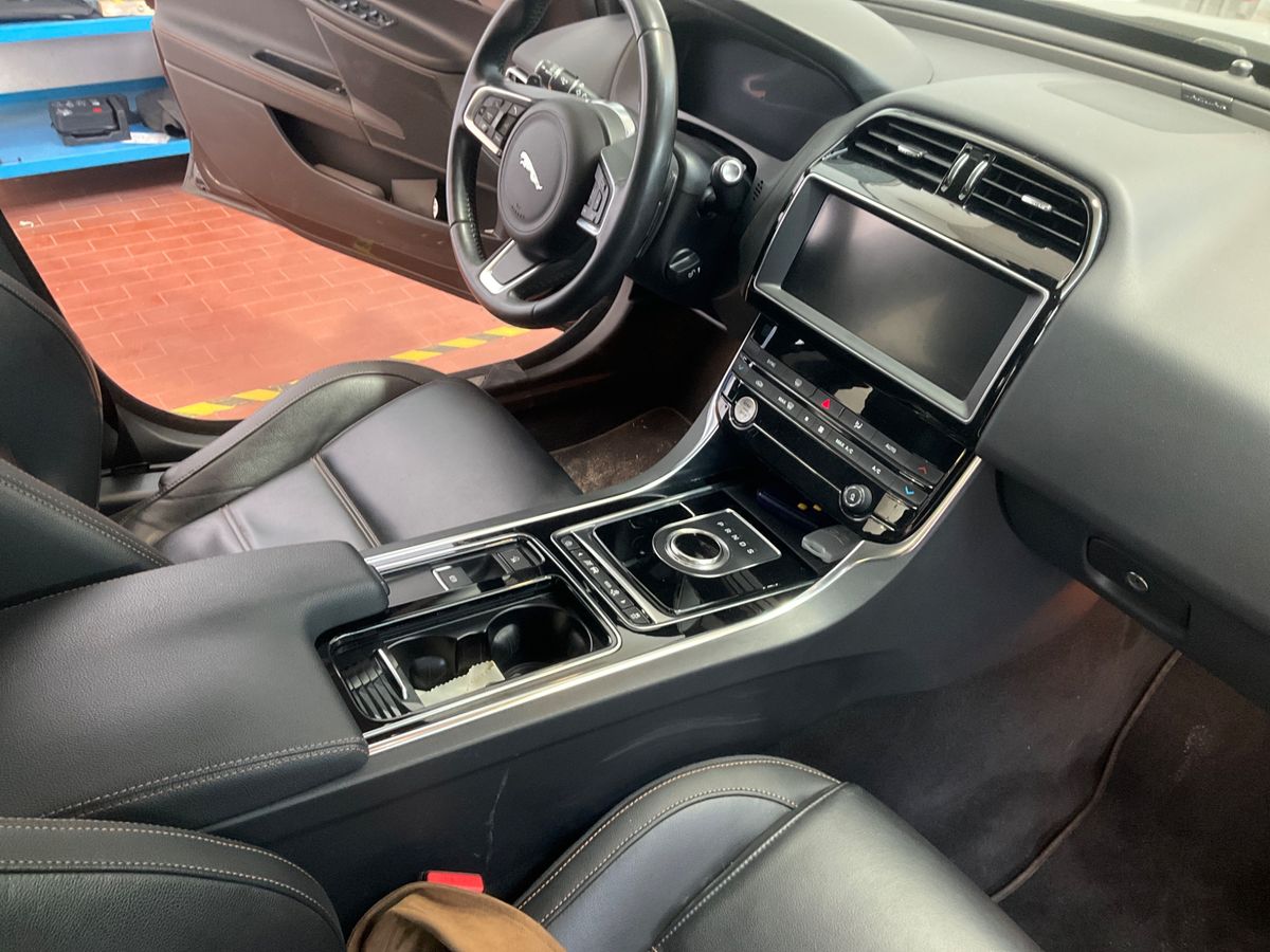 Jaguar XE 2019 — photo 27