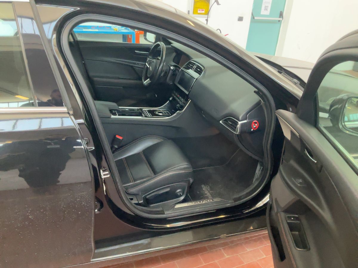 Jaguar XE 2019 — photo 17