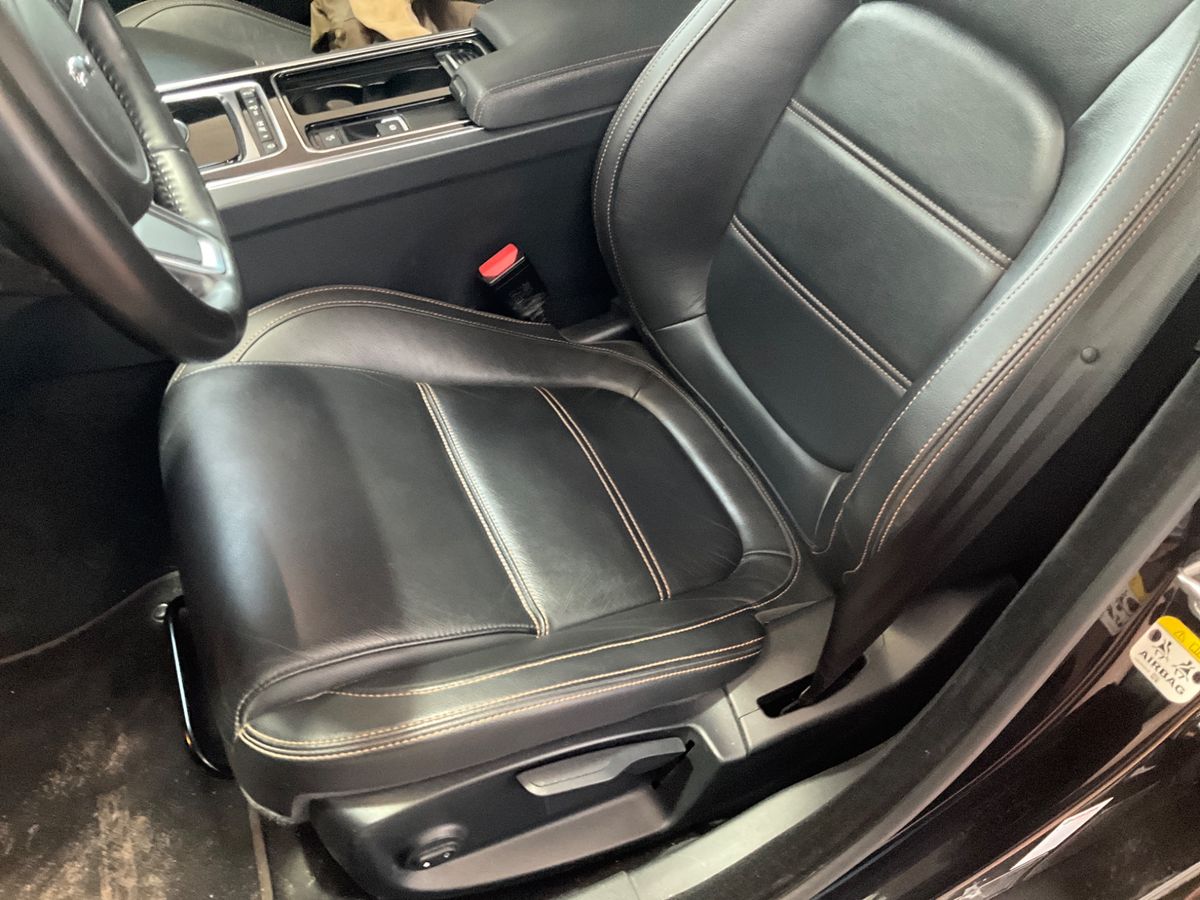 Jaguar XE 2019 — photo 25