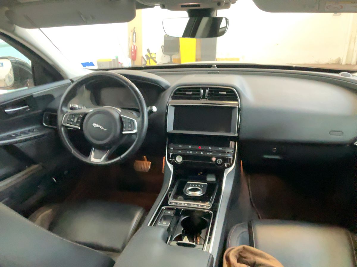 Jaguar XE 2019 — photo 18