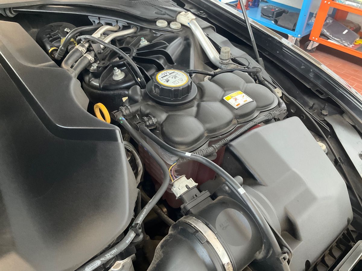 Jaguar XE 2019 — photo 36