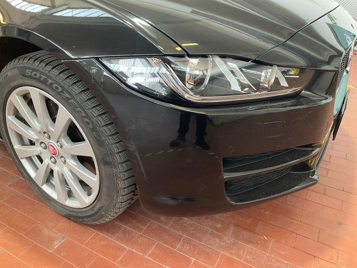 Jaguar XE 2019 — photo 28
