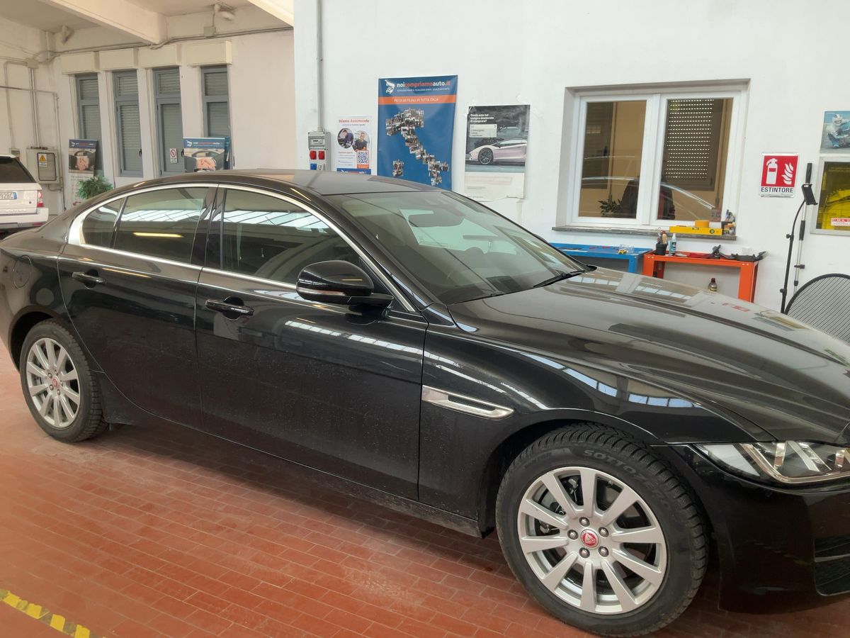 Jaguar XE 2019 — photo 13