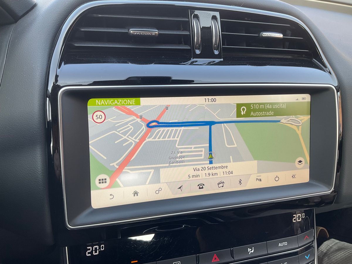 Jaguar XE 2019 — photo 31