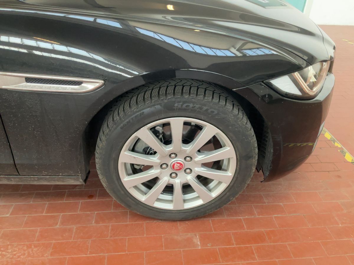 Jaguar XE 2019 — photo 12