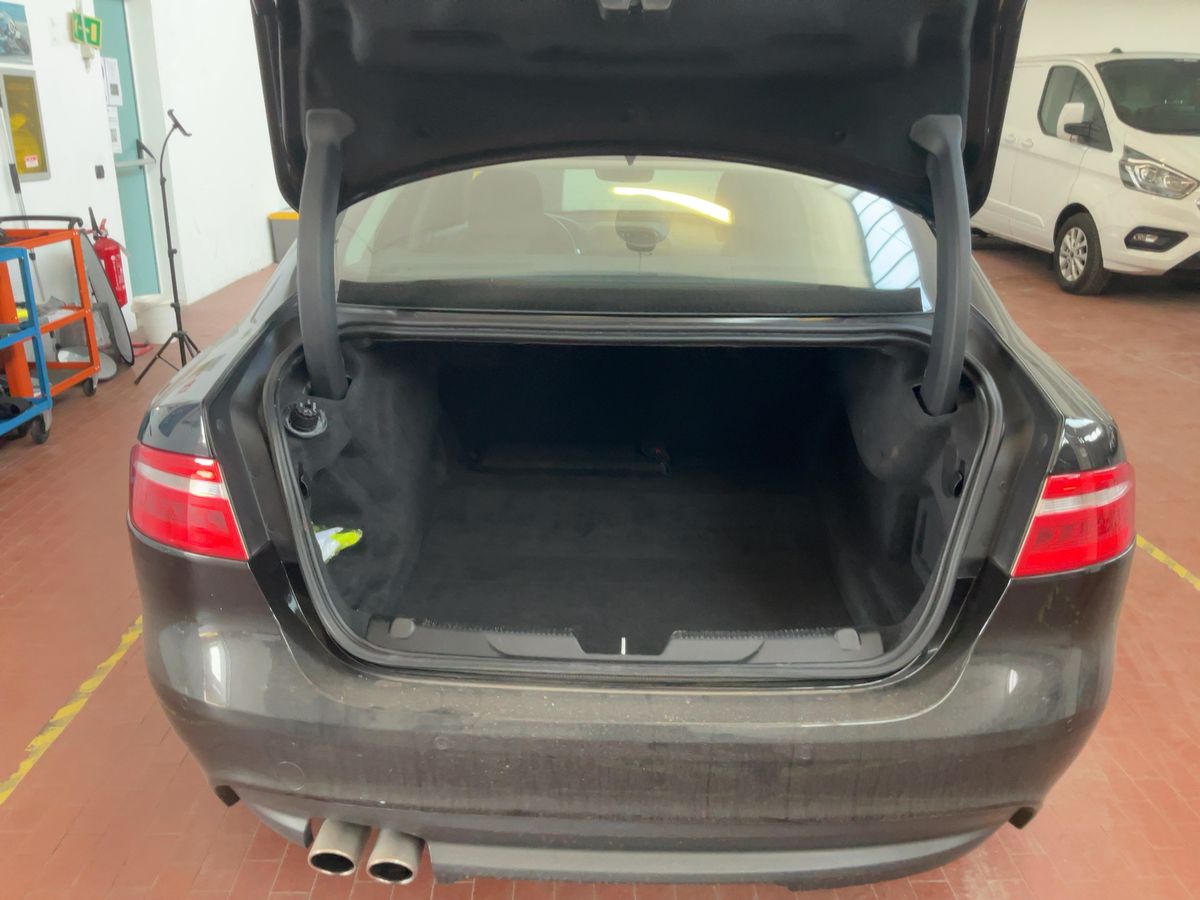Jaguar XE 2019 — photo 16