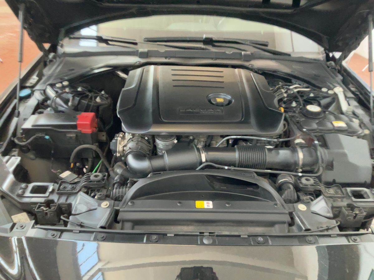 Jaguar XE 2019 — photo 30