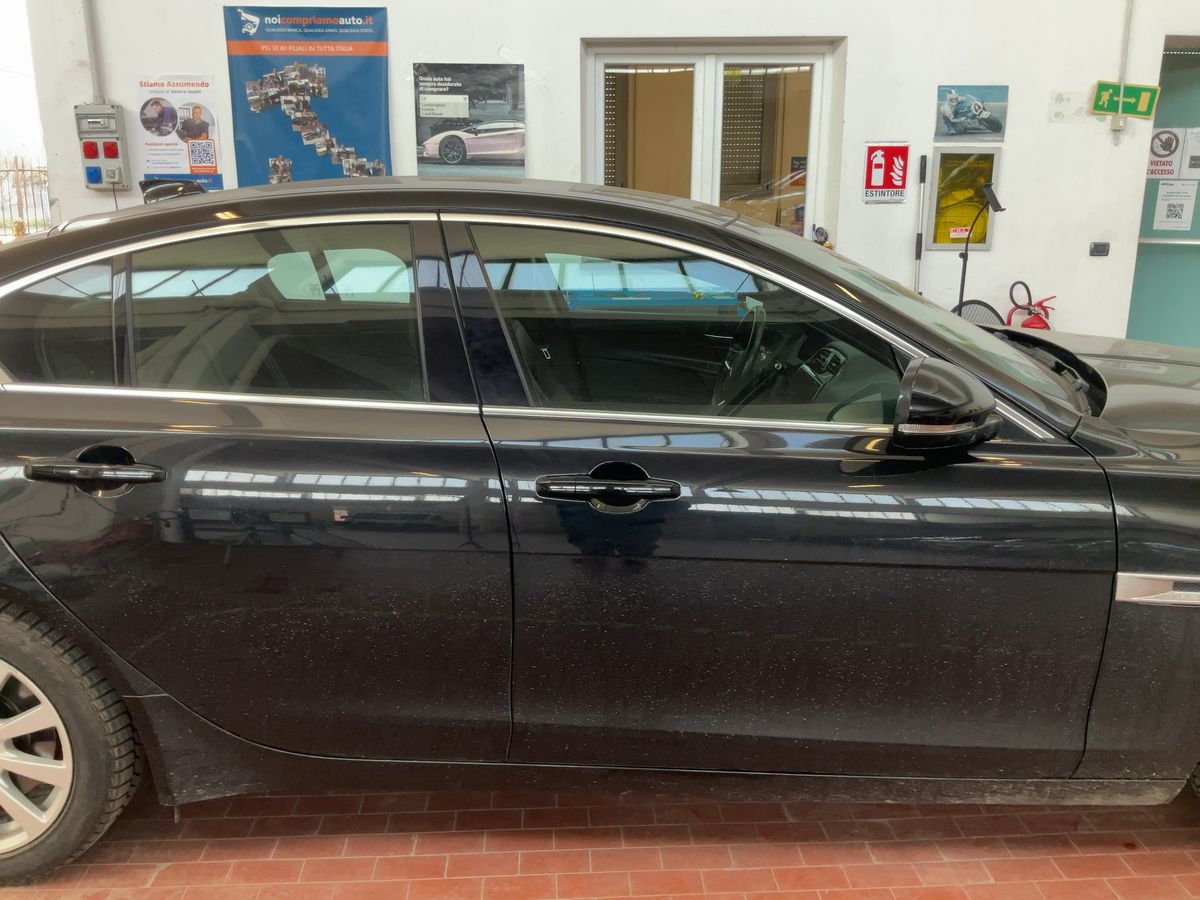 Jaguar XE 2019 — photo 11