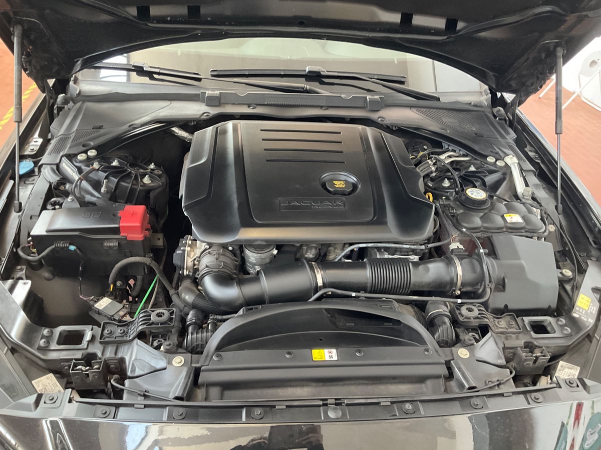 Jaguar XE 2019 — photo 35