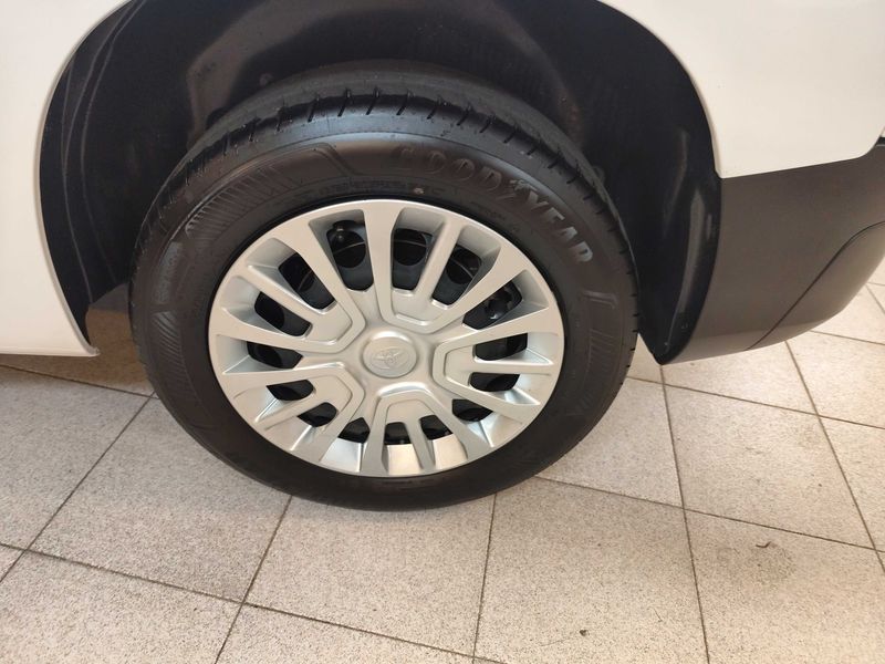 Toyota ProAce City Verso 1.5 D-4D L1 Family Advance — zdjęcie 17