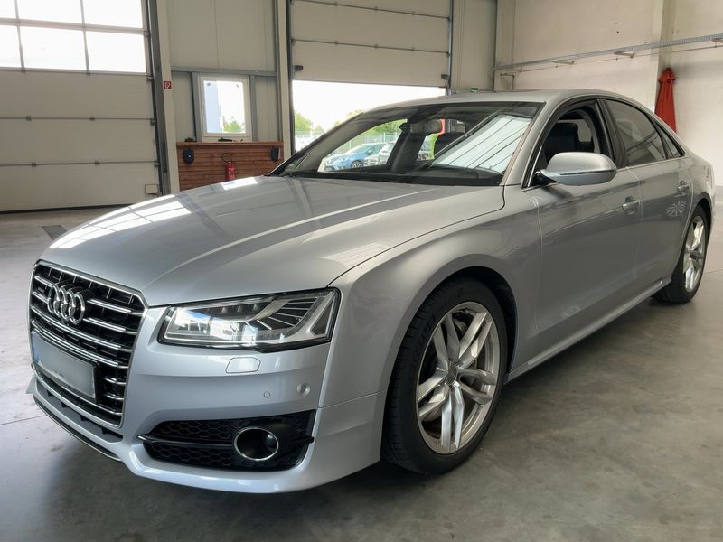 Audi A8 4.0 V8 TFSI quattro — zdjęcie 1