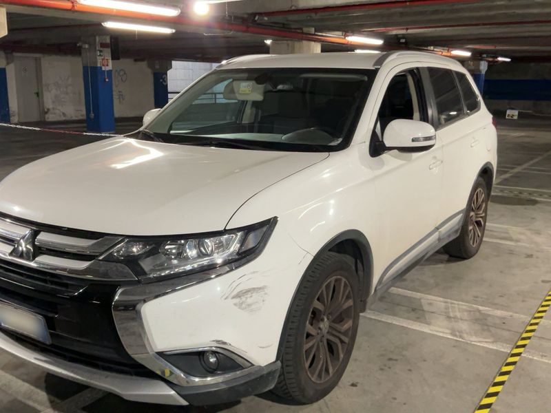 Mitsubishi Outlander 2.2 DI-D Instyle 2WD — zdjęcie 2