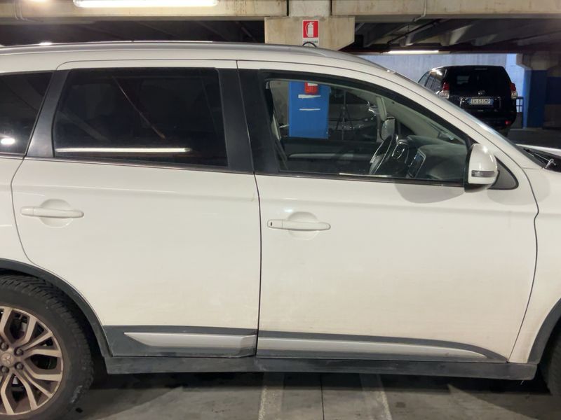 Mitsubishi Outlander 2.2 DI-D Instyle 2WD — zdjęcie 7