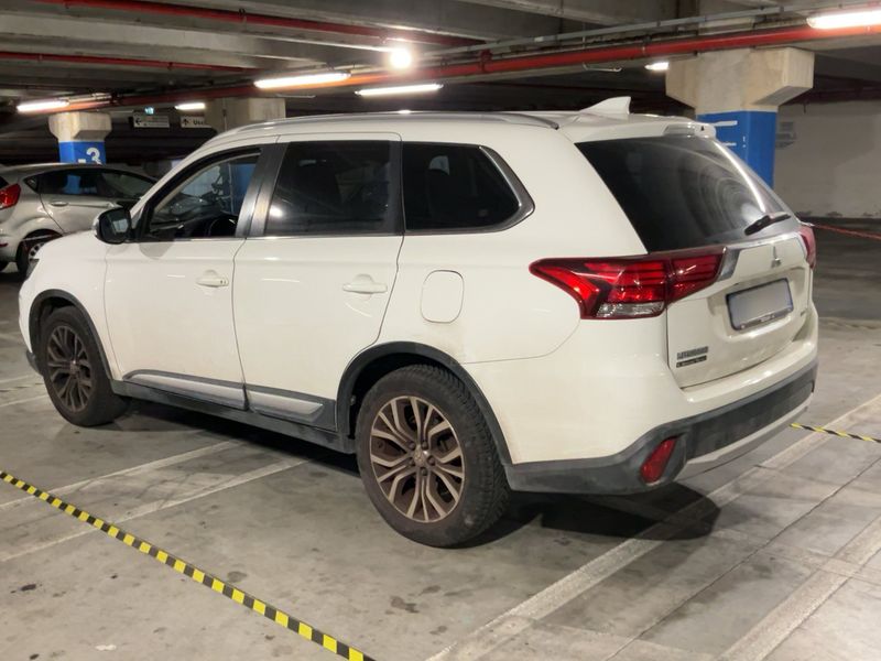Mitsubishi Outlander 2.2 DI-D Instyle 2WD — zdjęcie 3