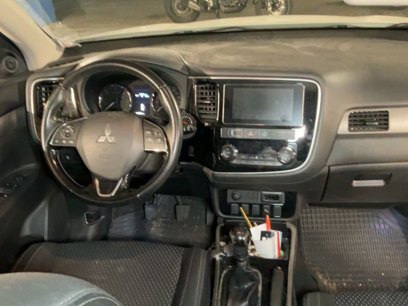 Mitsubishi Outlander 2.2 DI-D Instyle 2WD — zdjęcie 12
