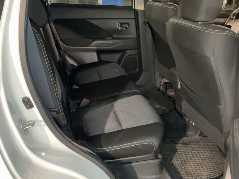 Mitsubishi Outlander 2.2 DI-D Instyle 2WD — zdjęcie 14