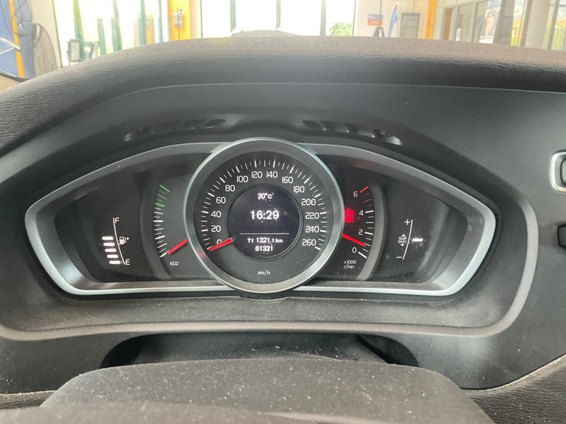Volvo V40 1.6 D2 Kinetic — zdjęcie 13