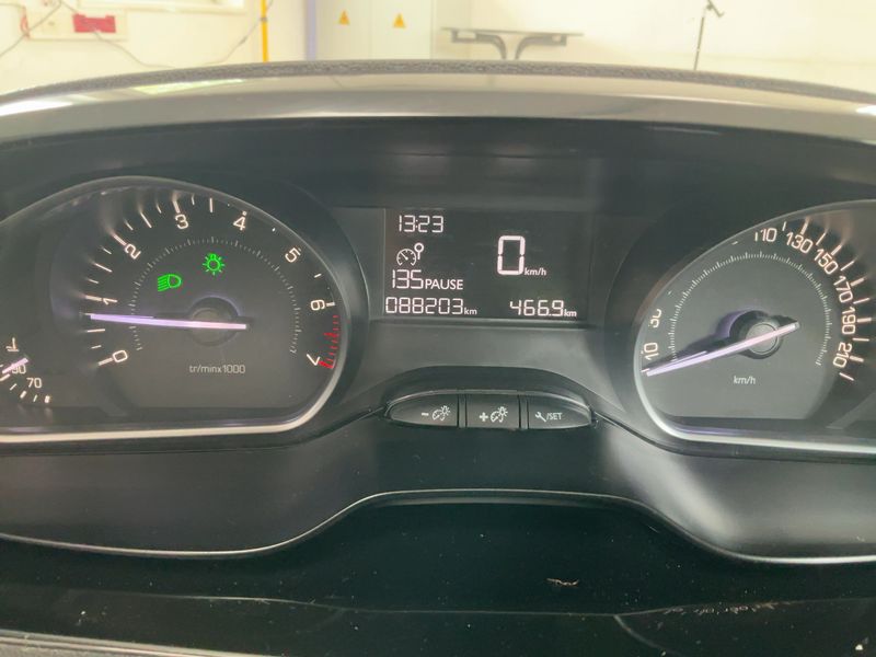 Peugeot 208 1.2 PureTech Like 2017 – снимка 19