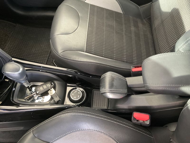 Peugeot 2008 1.5 Blue-HDi Allure 2018 – снимка 31