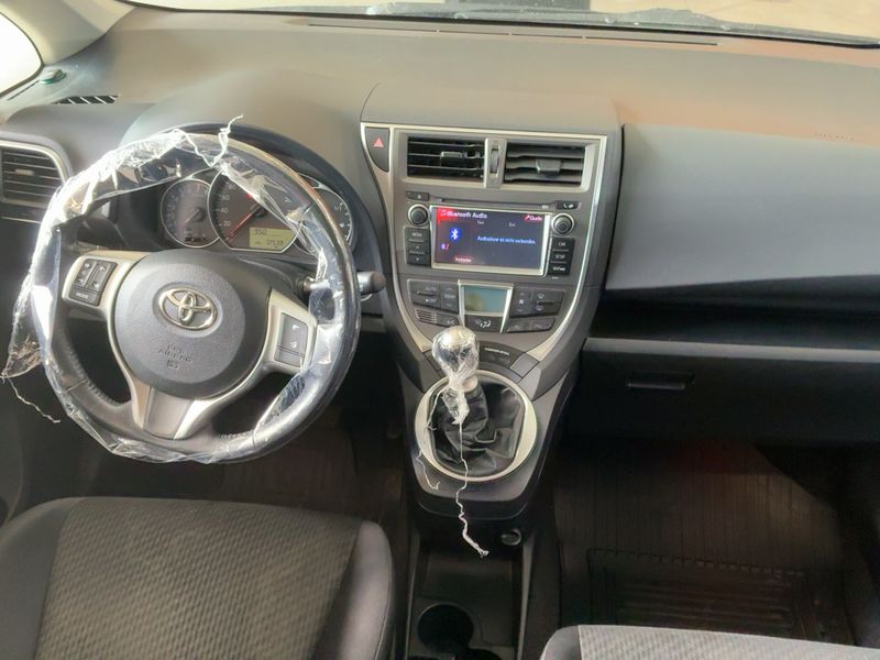 Toyota Verso-S 1.33 Dual VVT-i Lounge — zdjęcie 12