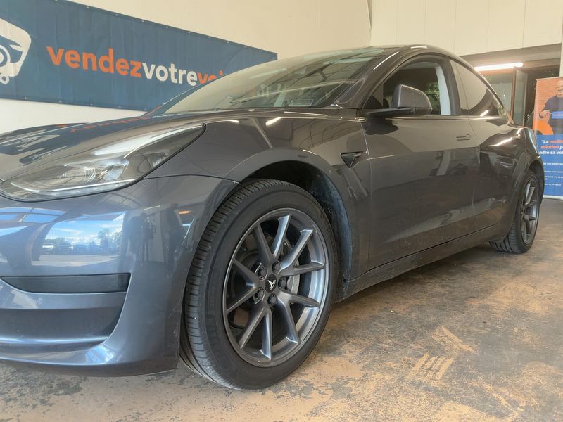 Tesla Model 3 Standard Range Plus — zdjęcie 2
