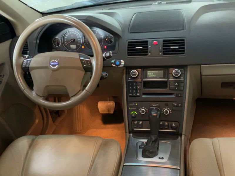 Volvo XC90 2.4 D5 Momentum — zdjęcie 12
