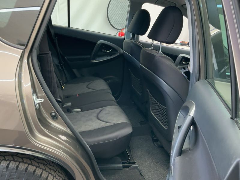 Toyota RAV 4 2.0 — zdjęcie 14