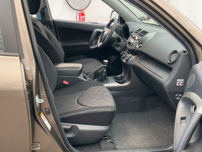 Toyota RAV 4 2.0 — zdjęcie 11
